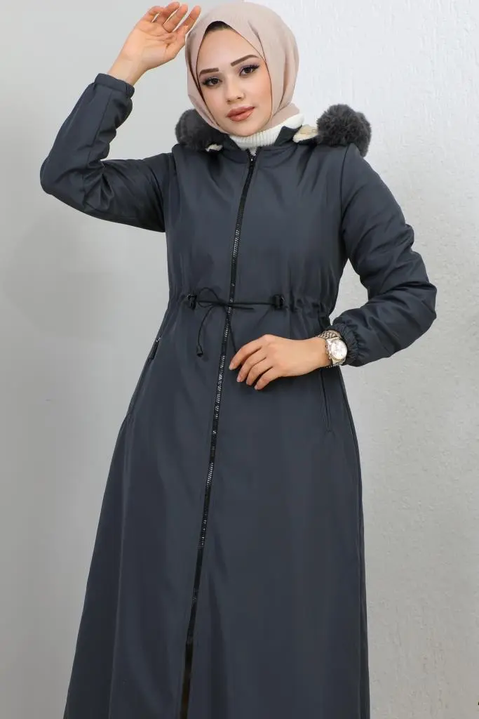 1055 Yakası Kürk Detaylı Kapüşonlu Uzun Bondit Kaban Gri-detail