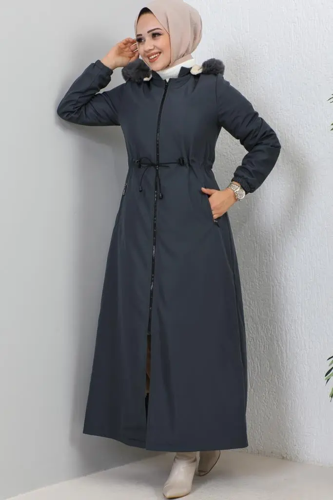 1055 Yakası Kürk Detaylı Kapüşonlu Uzun Bondit Kaban Gri-detail