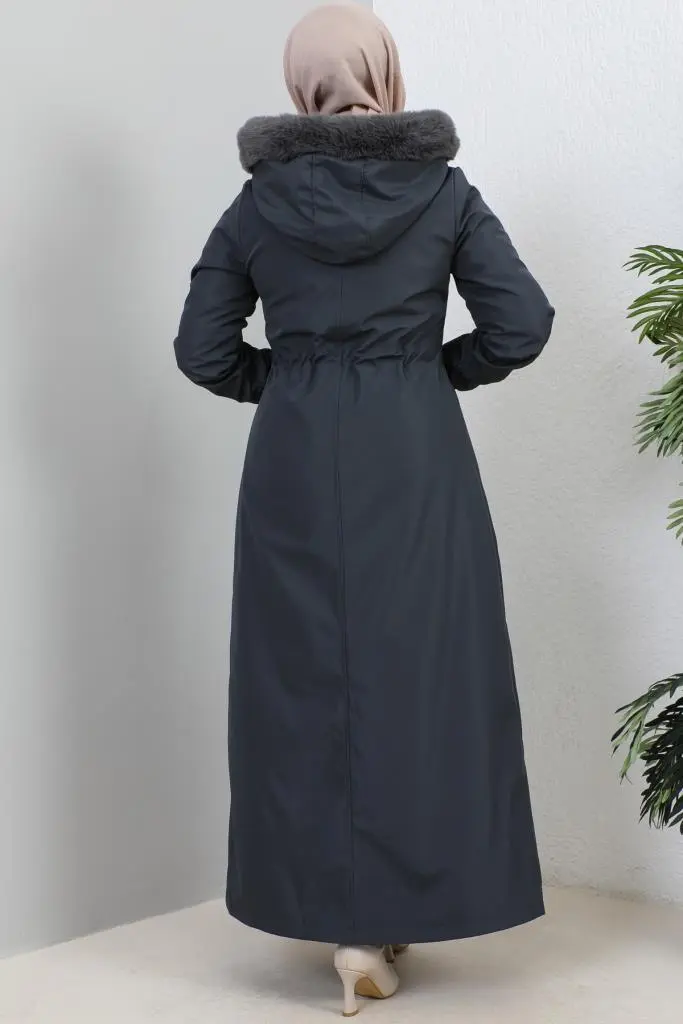 1055 Yakası Kürk Detaylı Kapüşonlu Uzun Bondit Kaban Gri-detail