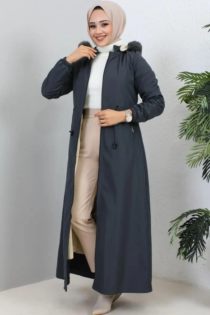 1055 Yakası Kürk Detaylı Kapüşonlu Uzun Bondit Kaban Gri-detail