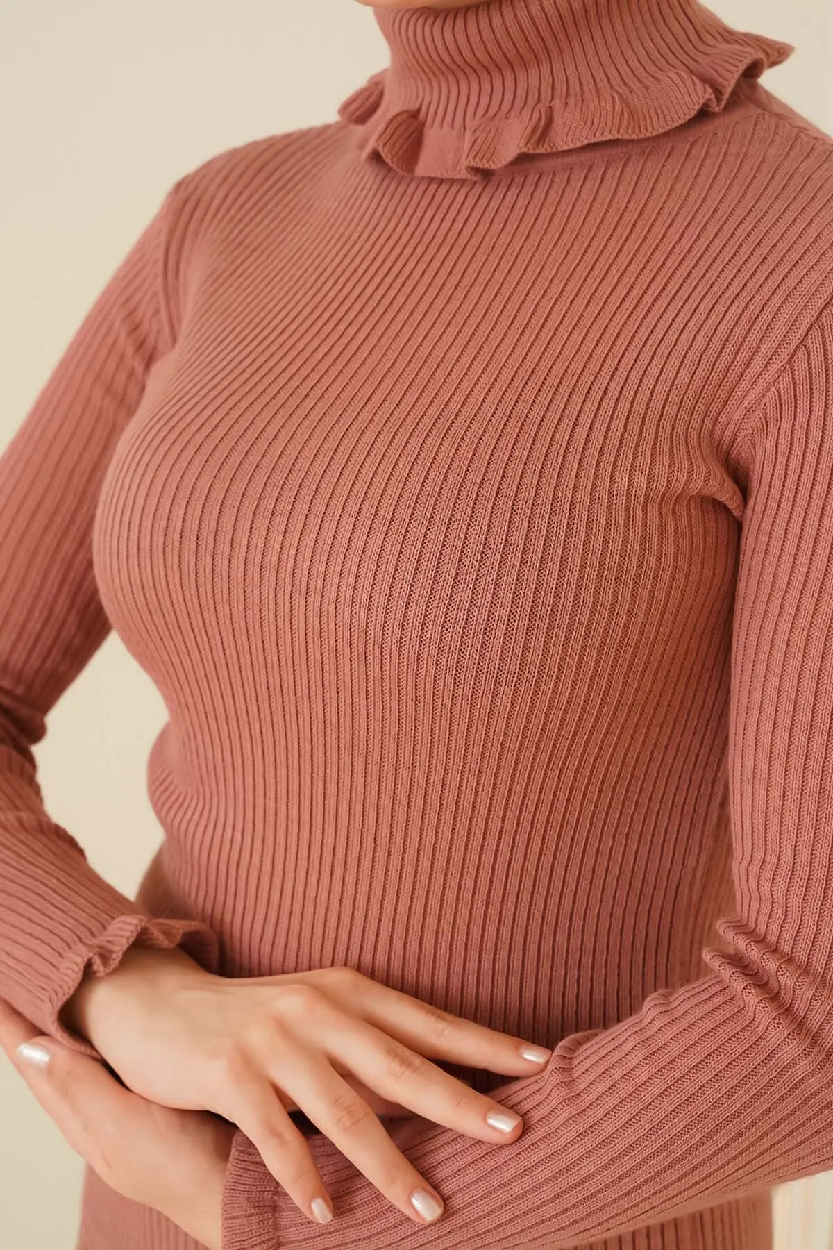 11013 Fırfır Detaylı Boğazlı Triko Kazak Gül Kurusu-detail