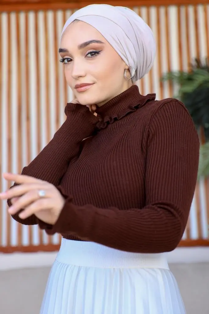 11013 Fırfır Detaylı Boğazlı Triko Kazak Kahverengi-detail