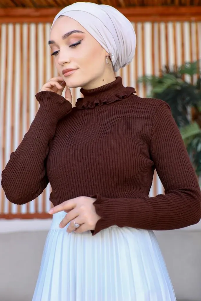 11013 Fırfır Detaylı Boğazlı Triko Kazak Kahverengi-detail