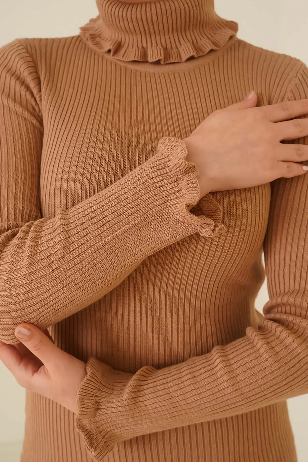 11013 Fırfır Detaylı Boğazlı Triko Kazak Vizon-detail