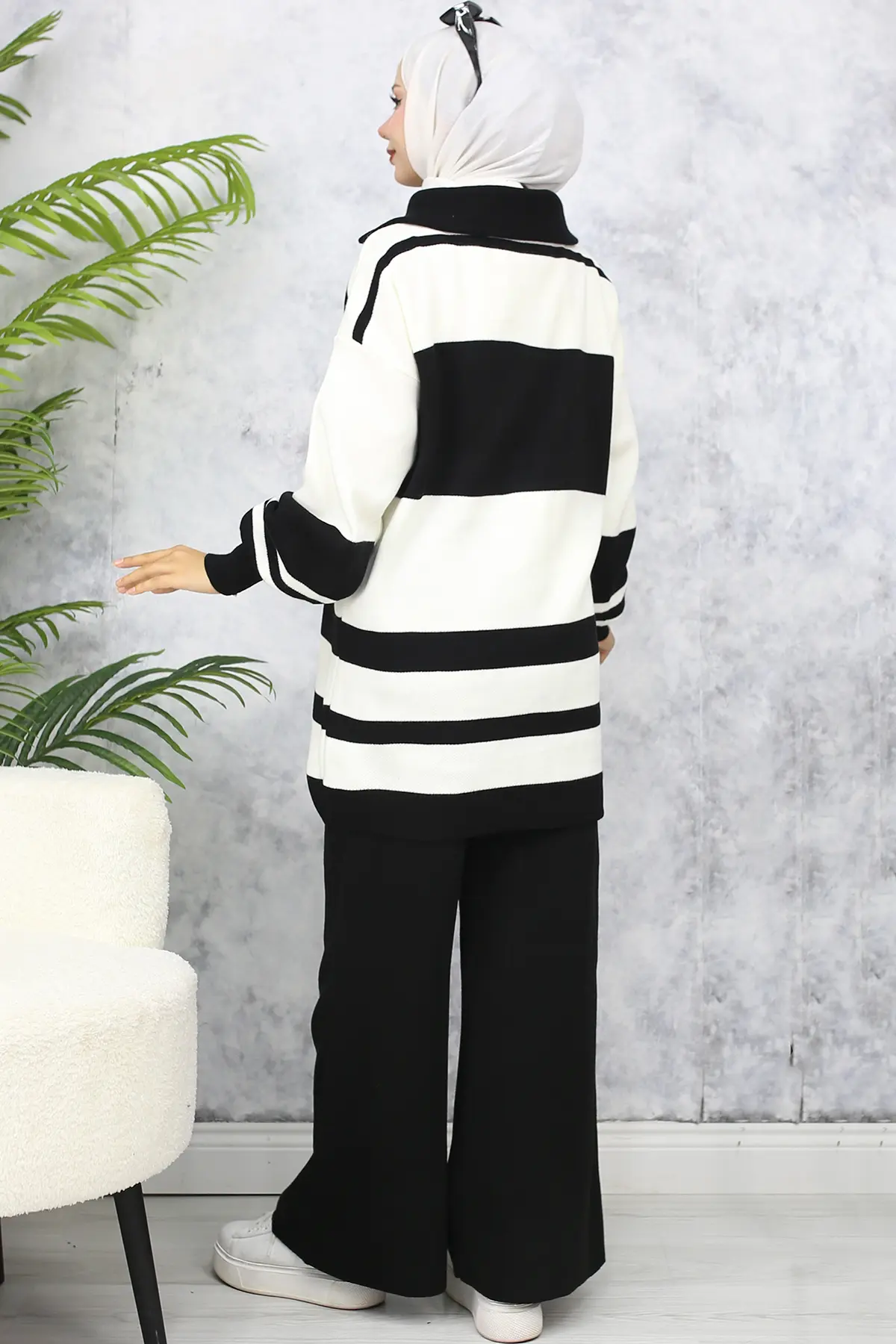 Striped Knitwear Suit-detail