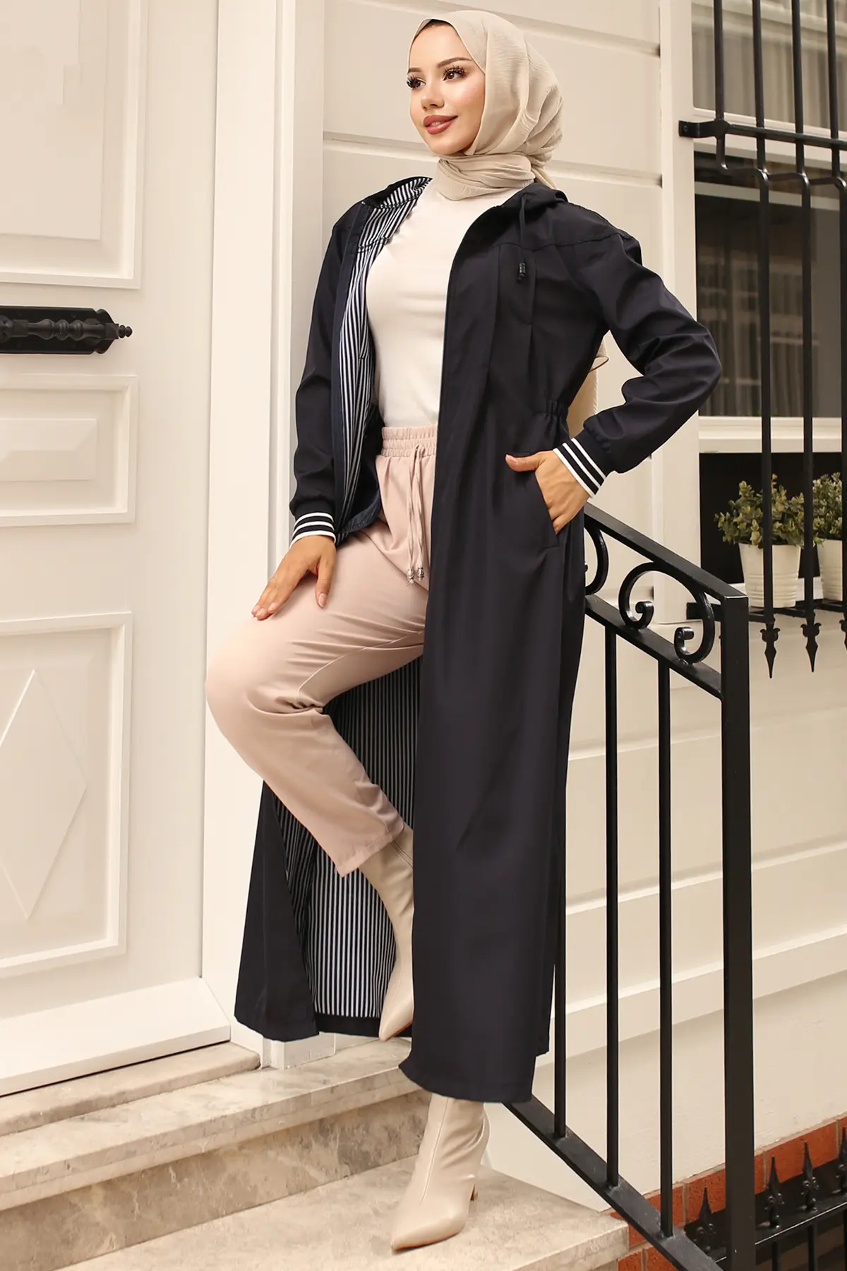 Seasonal Hooded Trenchcoat-detail