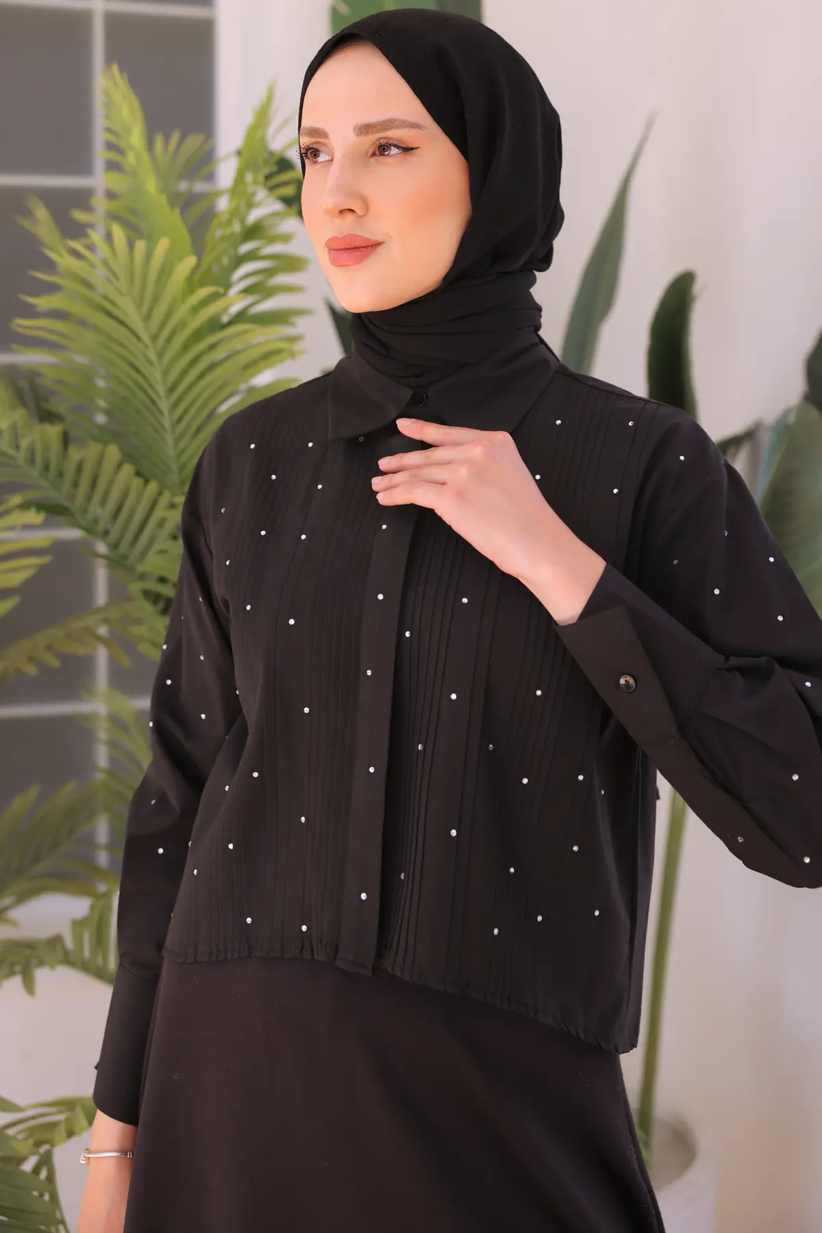 Stone Detailed Pleated Short Shirt-detail