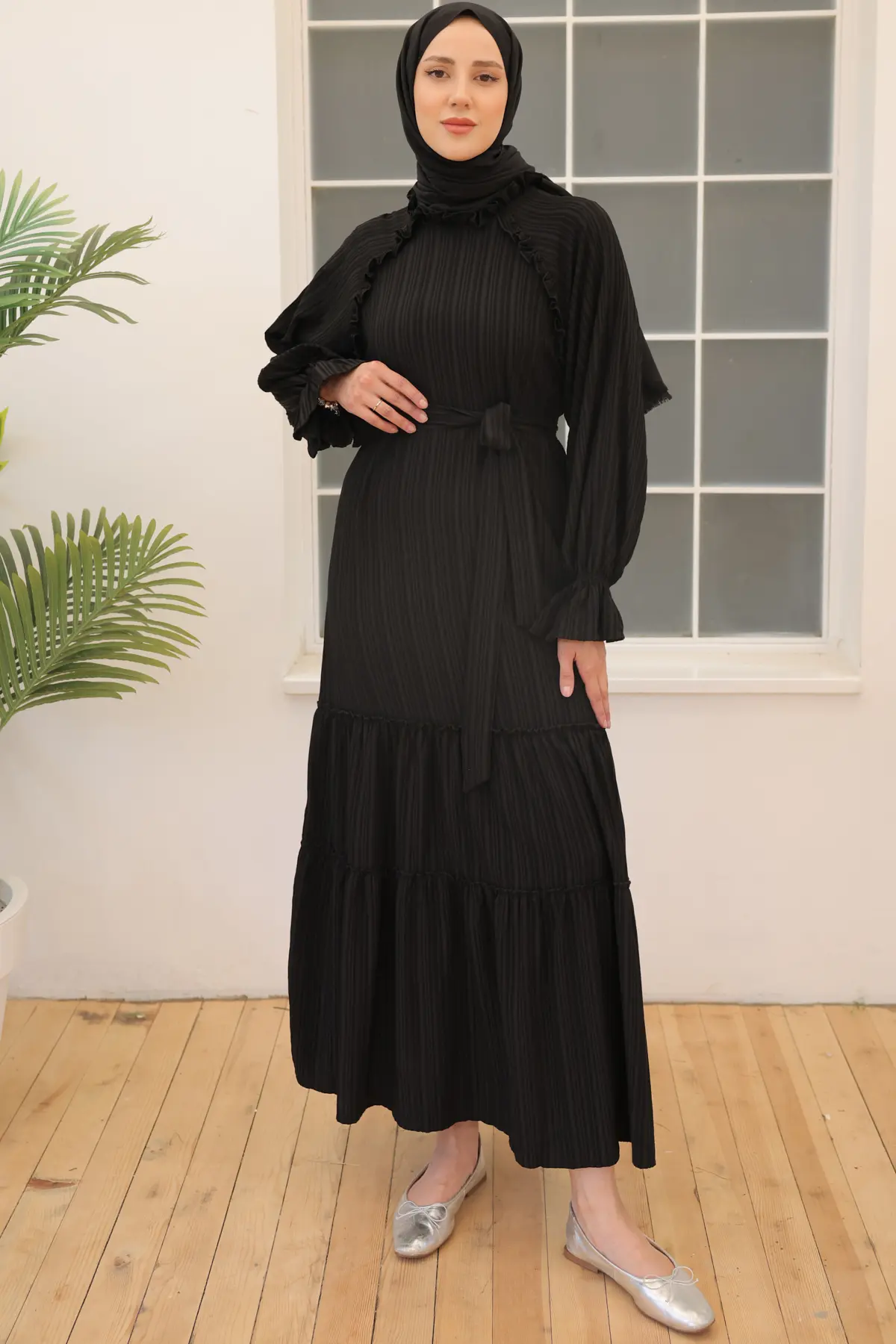 2084 Kuşaklı Fırfır Detaylı Elbise Siyah-detail