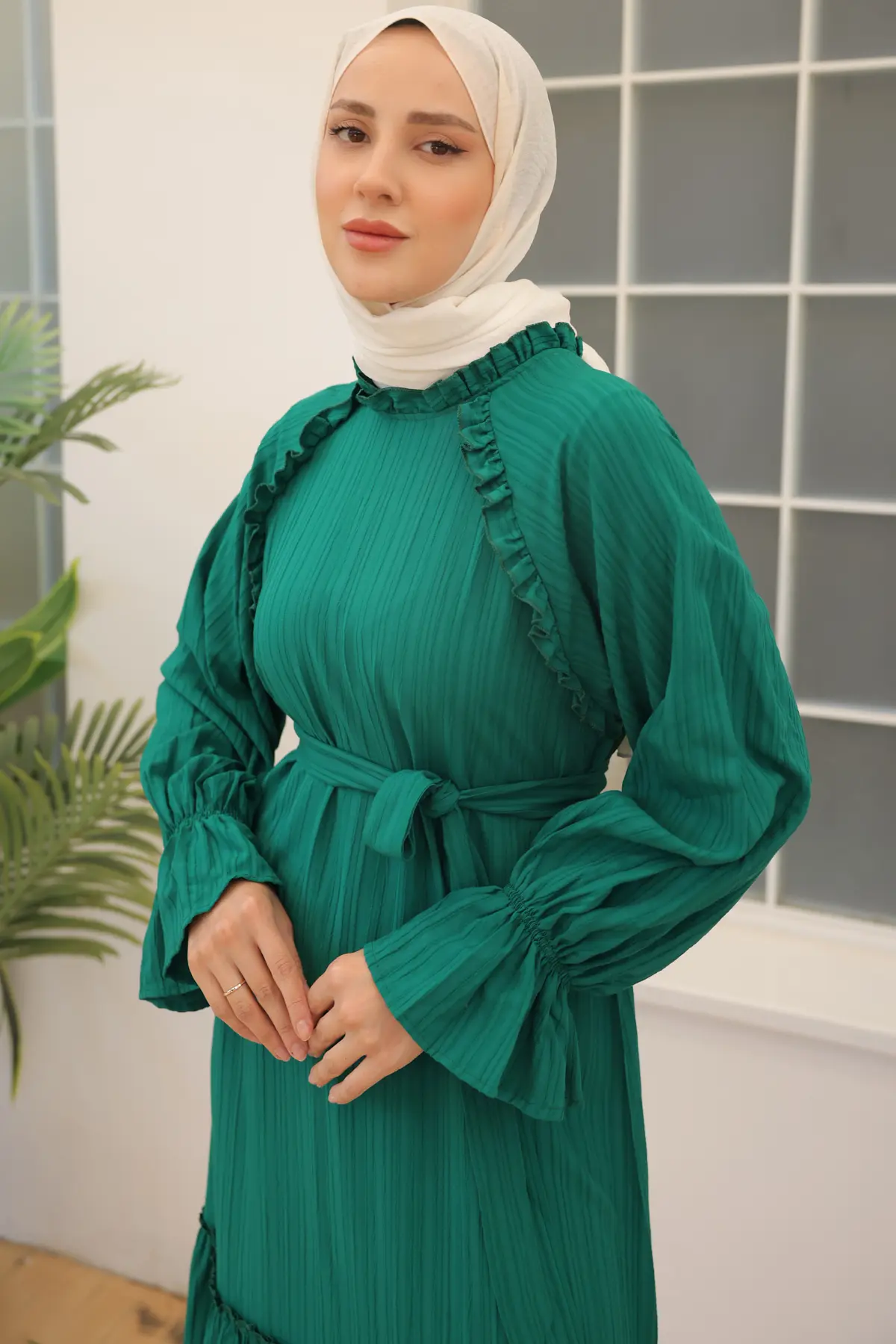 2084 Kuşaklı Fırfır Detaylı Elbise Zümrüt Yeşili-detail