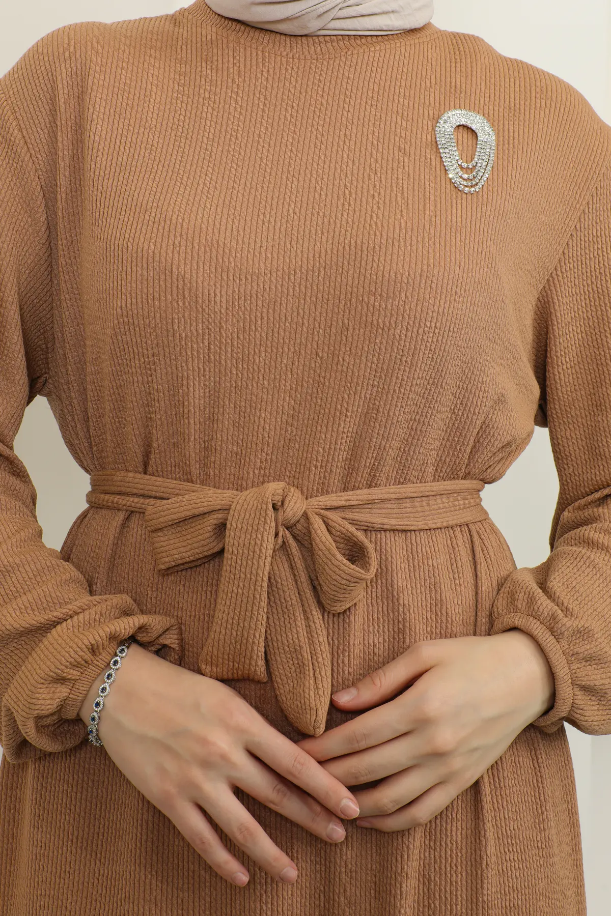 2218 Burgu Broşlu Elbise Camel-detail