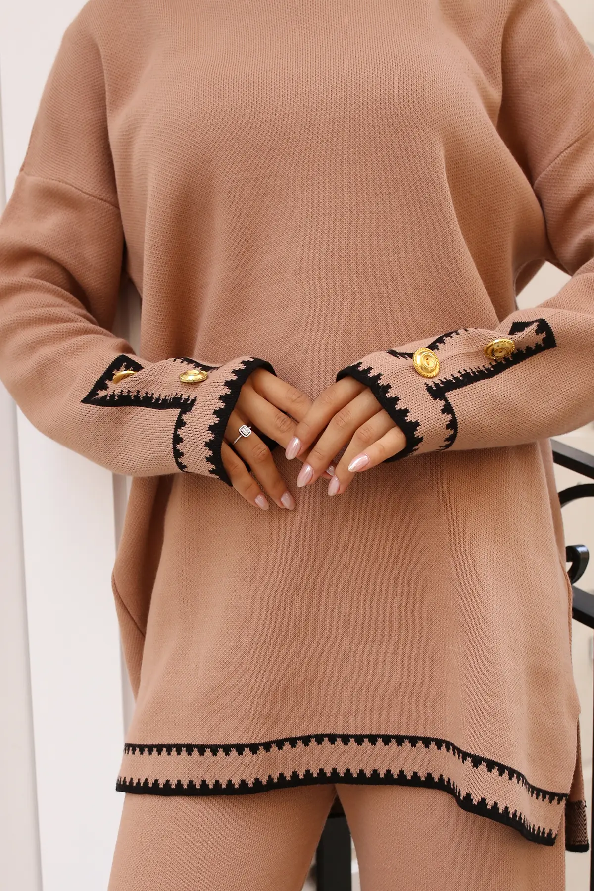 Zigzag Knitwear Set With Buttoned Sleeves-detail