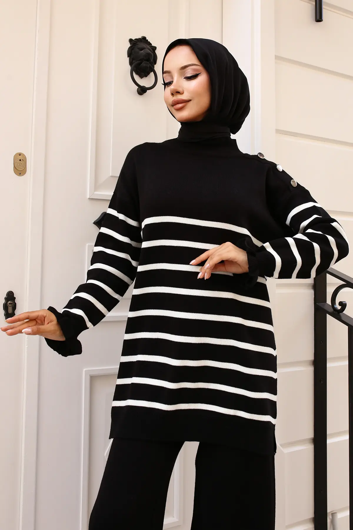 24019 Omuzu Düğmeli Çizgili Triko Takım Siyah-detail