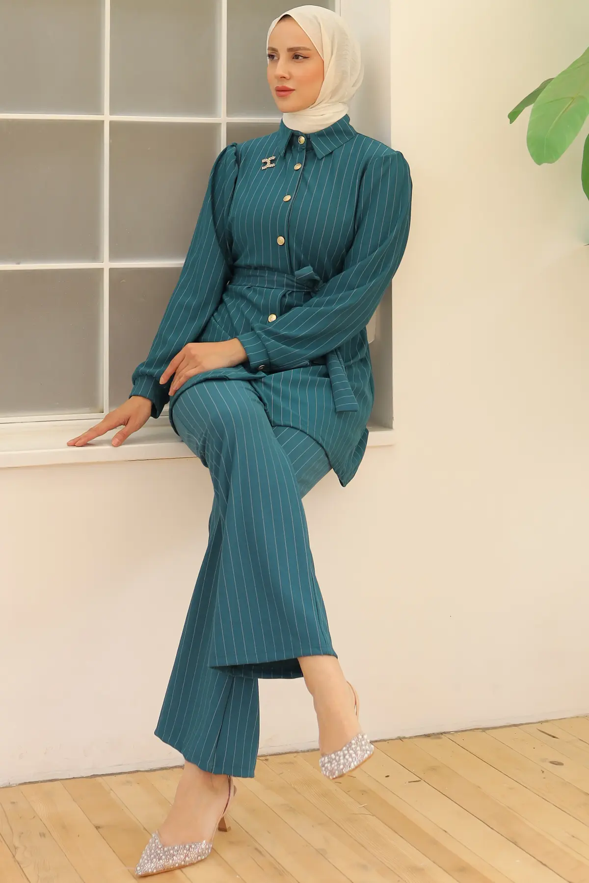 Striped Crepe Suit With Brooch-detail
