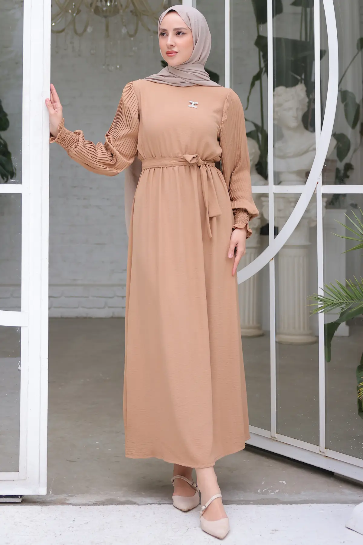 3979 Kolları Pileli Broş Detaylı Elbise Bej-detail