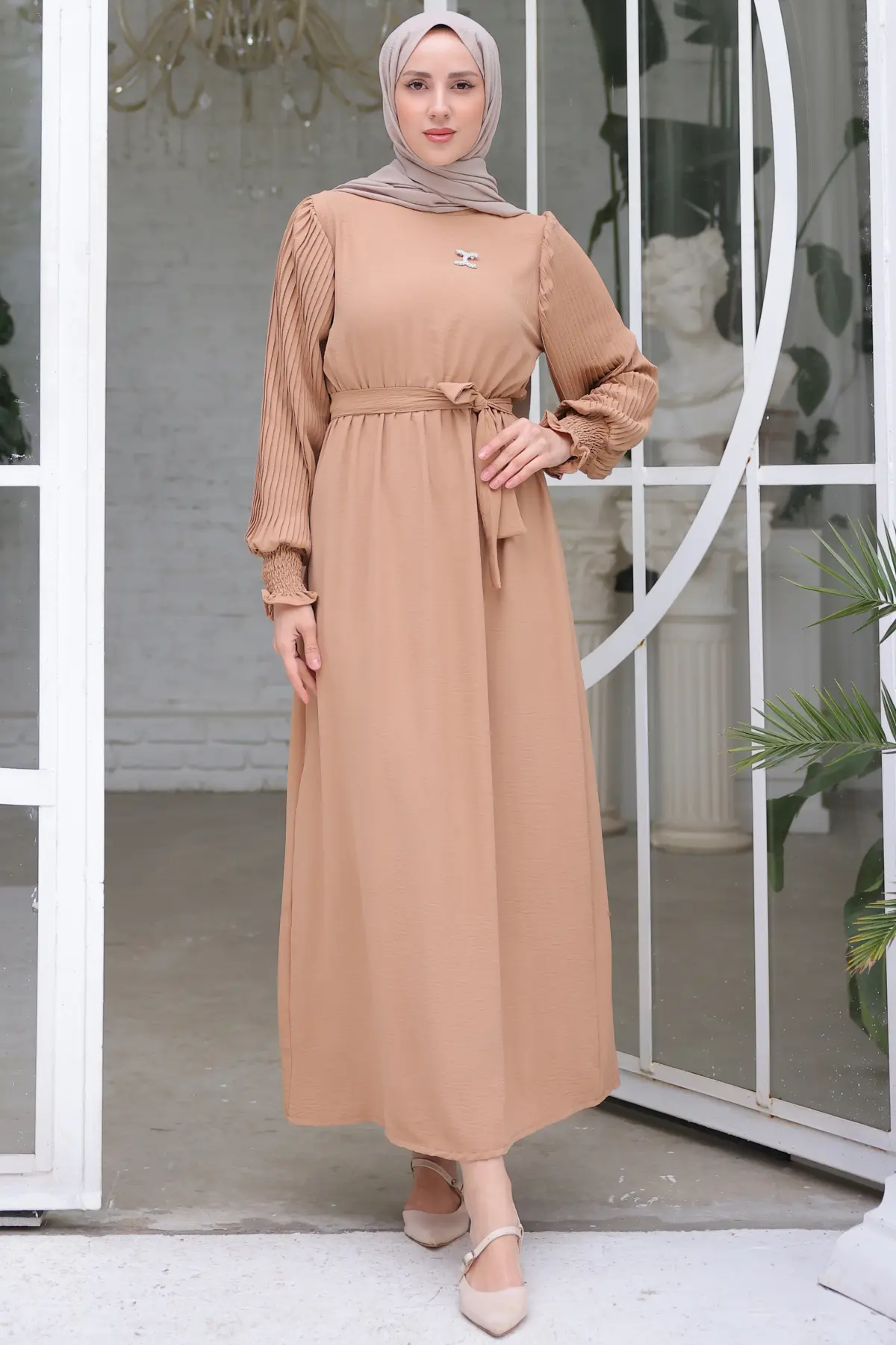 3979 Kolları Pileli Broş Detaylı Elbise Bej-detail