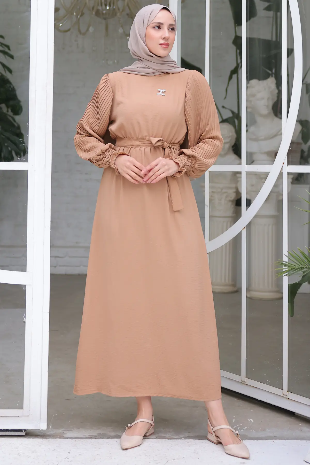 3979 Kolları Pileli Broş Detaylı Elbise Bej-detail