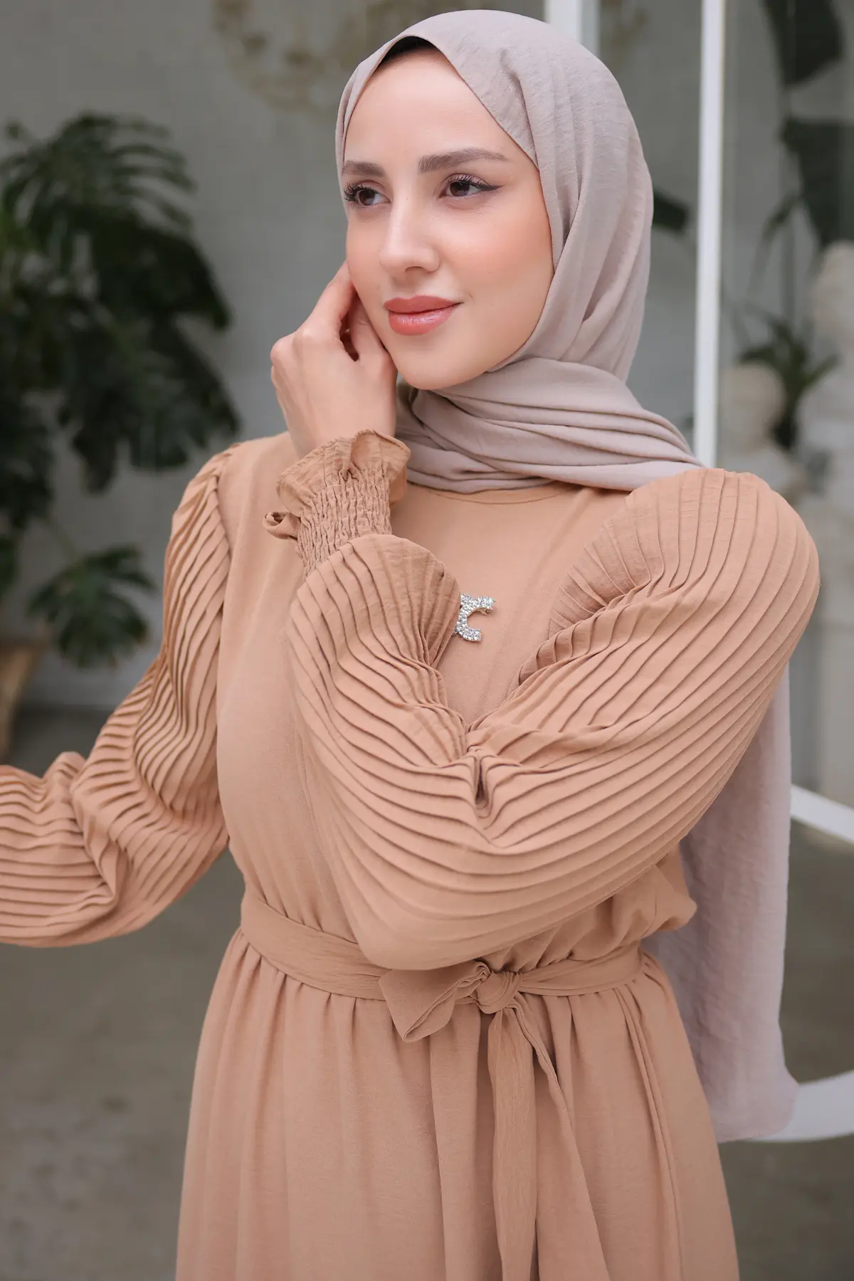 3979 Kolları Pileli Broş Detaylı Elbise Bej-detail