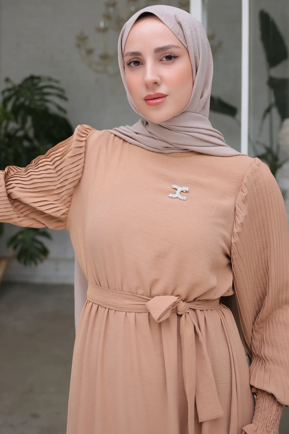 3979 Kolları Pileli Broş Detaylı Elbise Bej-detail