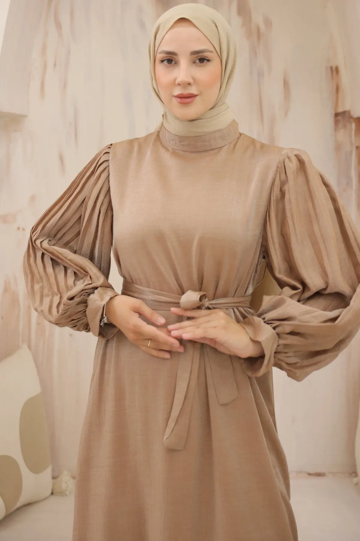 3986 Kolları Pile Detaylı Tesettür Elbise Camel-detail