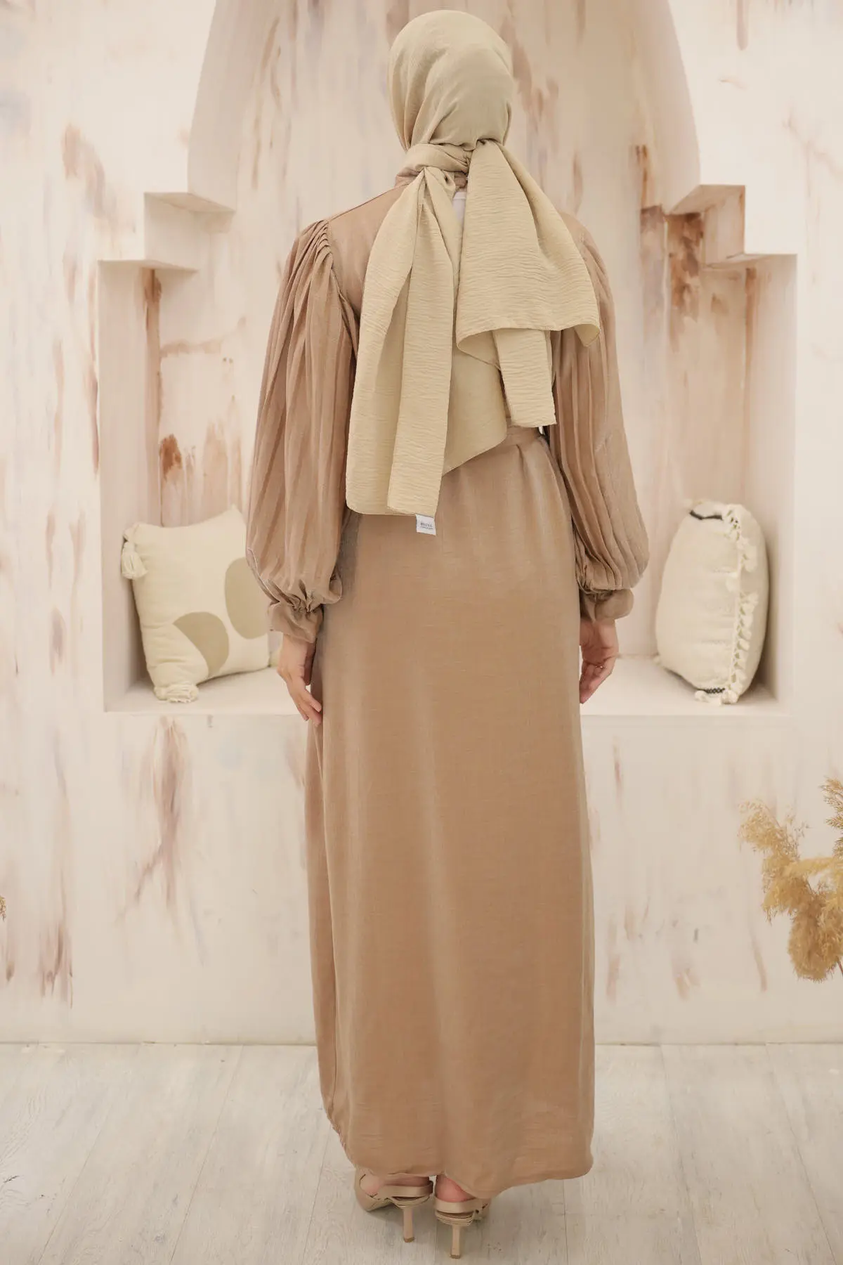 3986 Kolları Pile Detaylı Tesettür Elbise Camel-detail