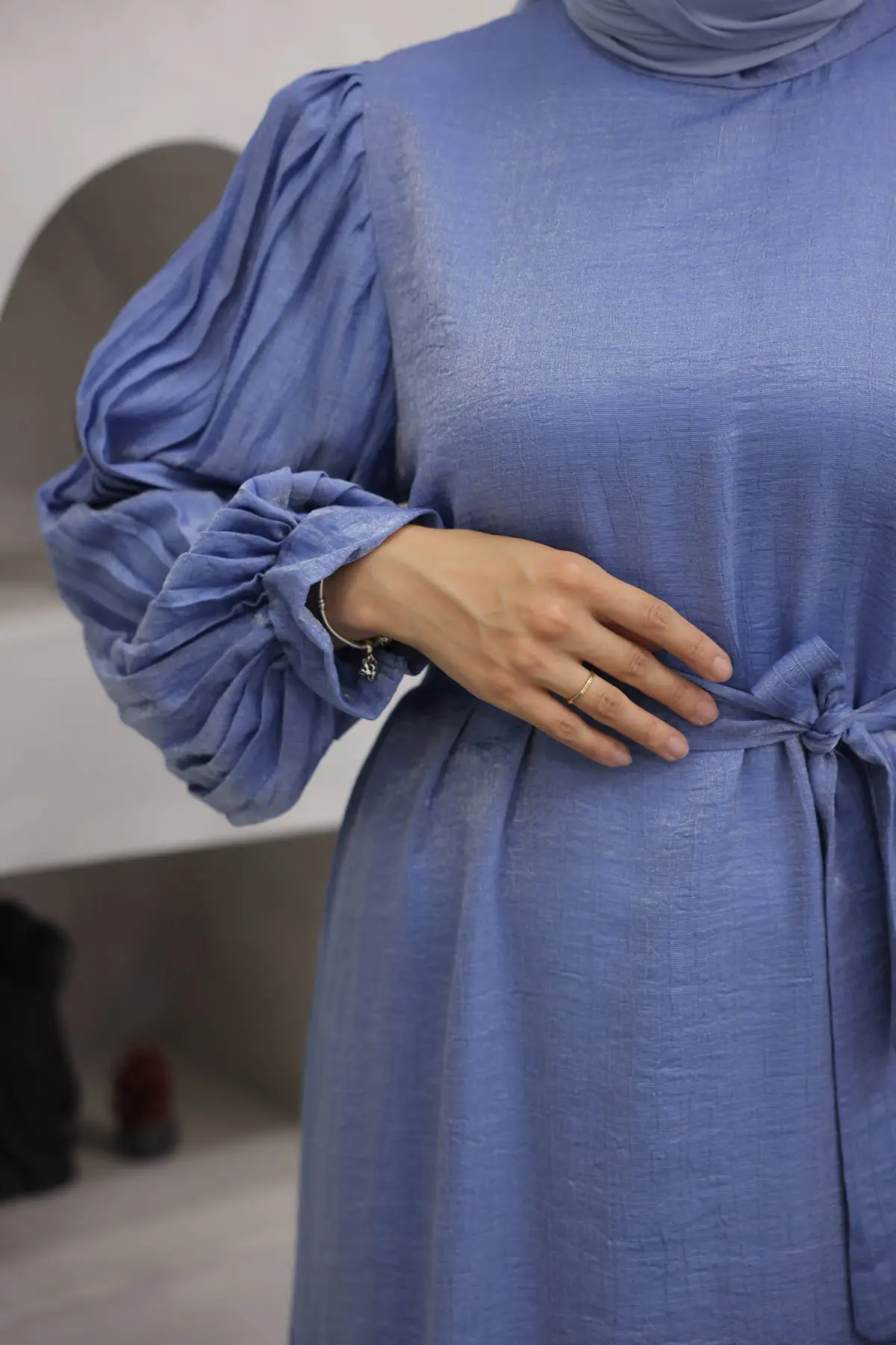 3986 Kolları Pile Detaylı Tesettür Elbise Mavi-detail