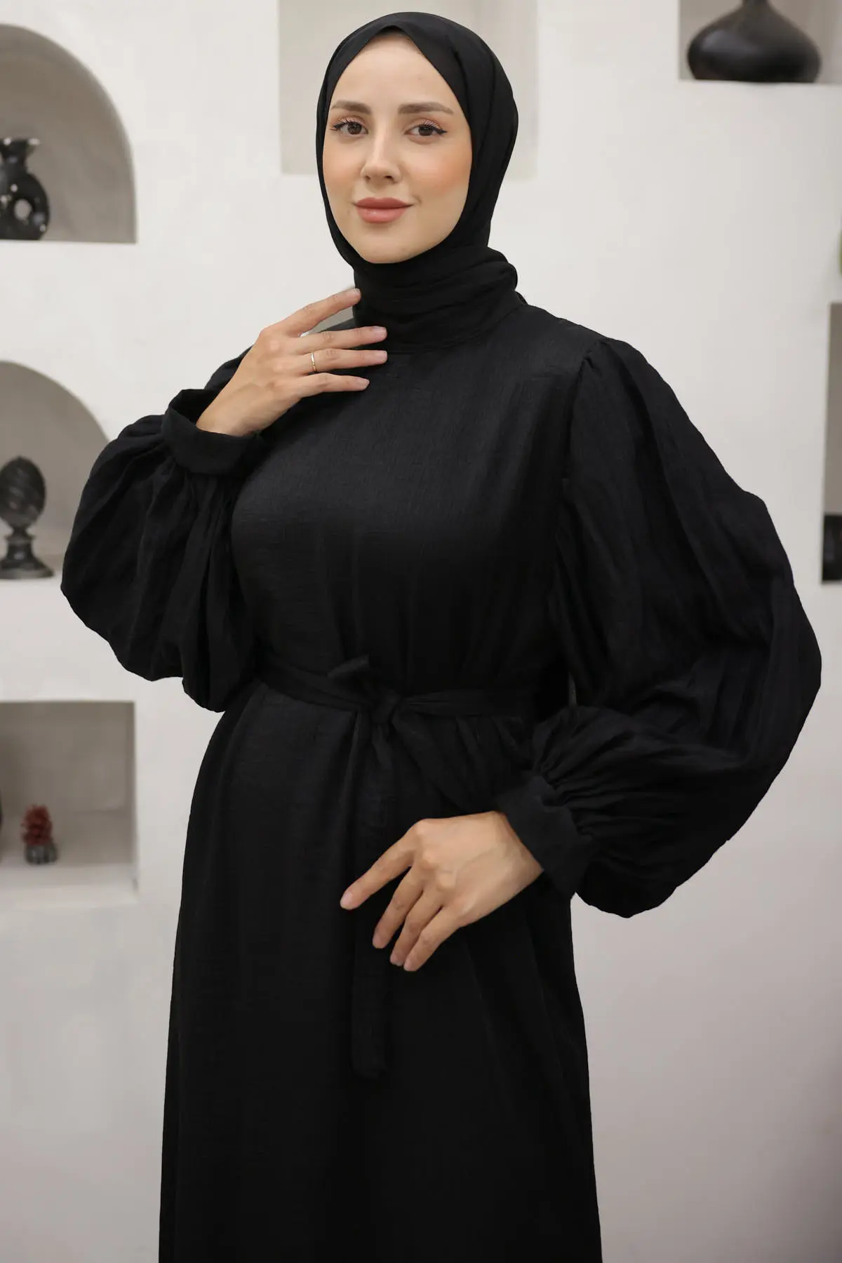 3986 Kolları Pile Detaylı Tesettür Elbise Siyah-detail