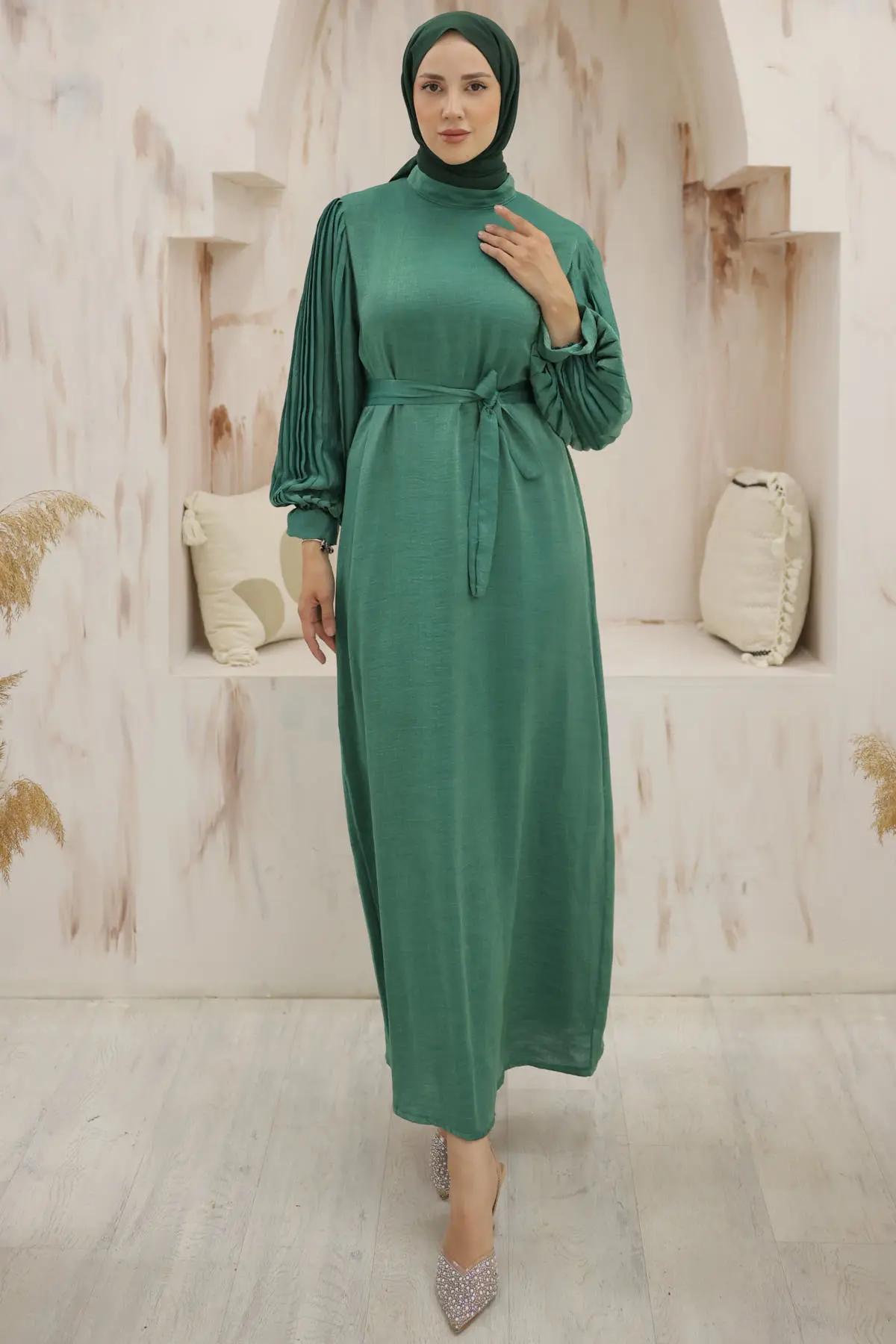 3986 Kolları Pile Detaylı Tesettür Elbise Zümrüt Yeşili-detail