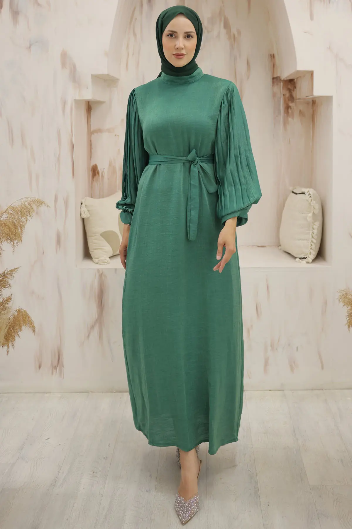 3986 Kolları Pile Detaylı Tesettür Elbise Zümrüt Yeşili-detail