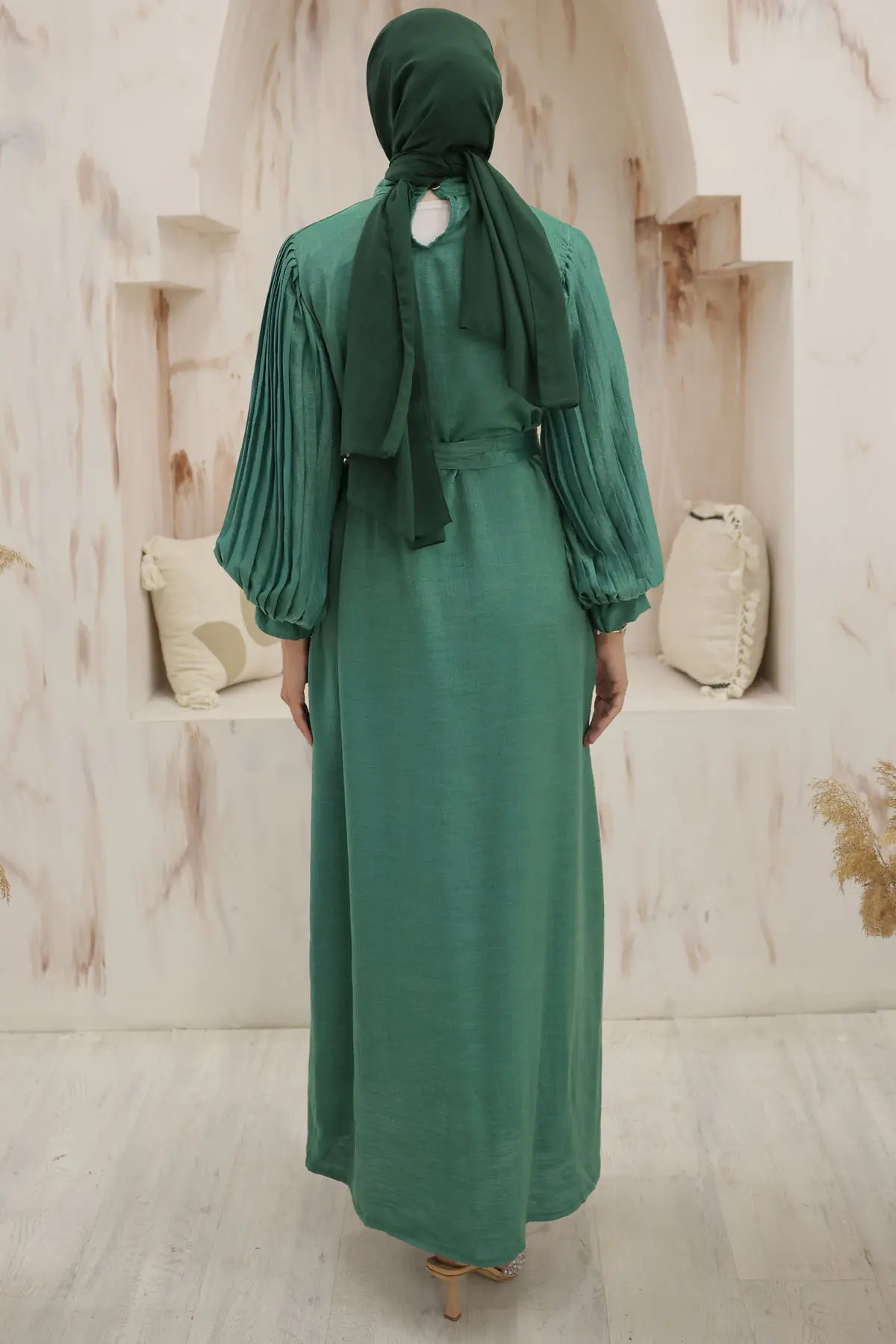 3986 Kolları Pile Detaylı Tesettür Elbise Zümrüt Yeşili-detail