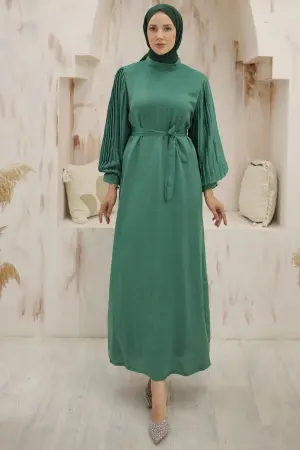 3986 Kolları Pile Detaylı Tesettür Elbise Zümrüt Yeşili