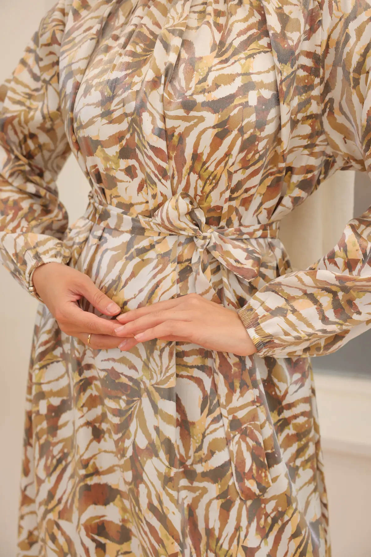 3990 Saten Tesettür Elbise Hardal-detail