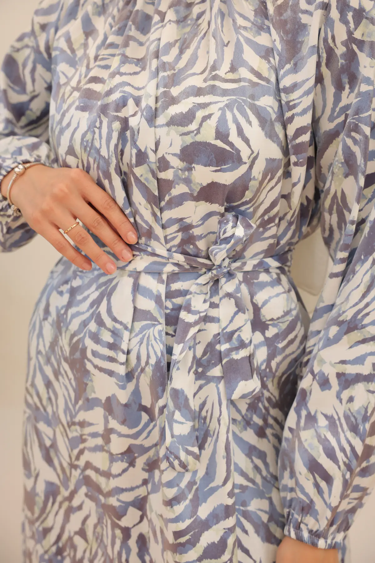 3990 Saten Tesettür Elbise Mavi-detail