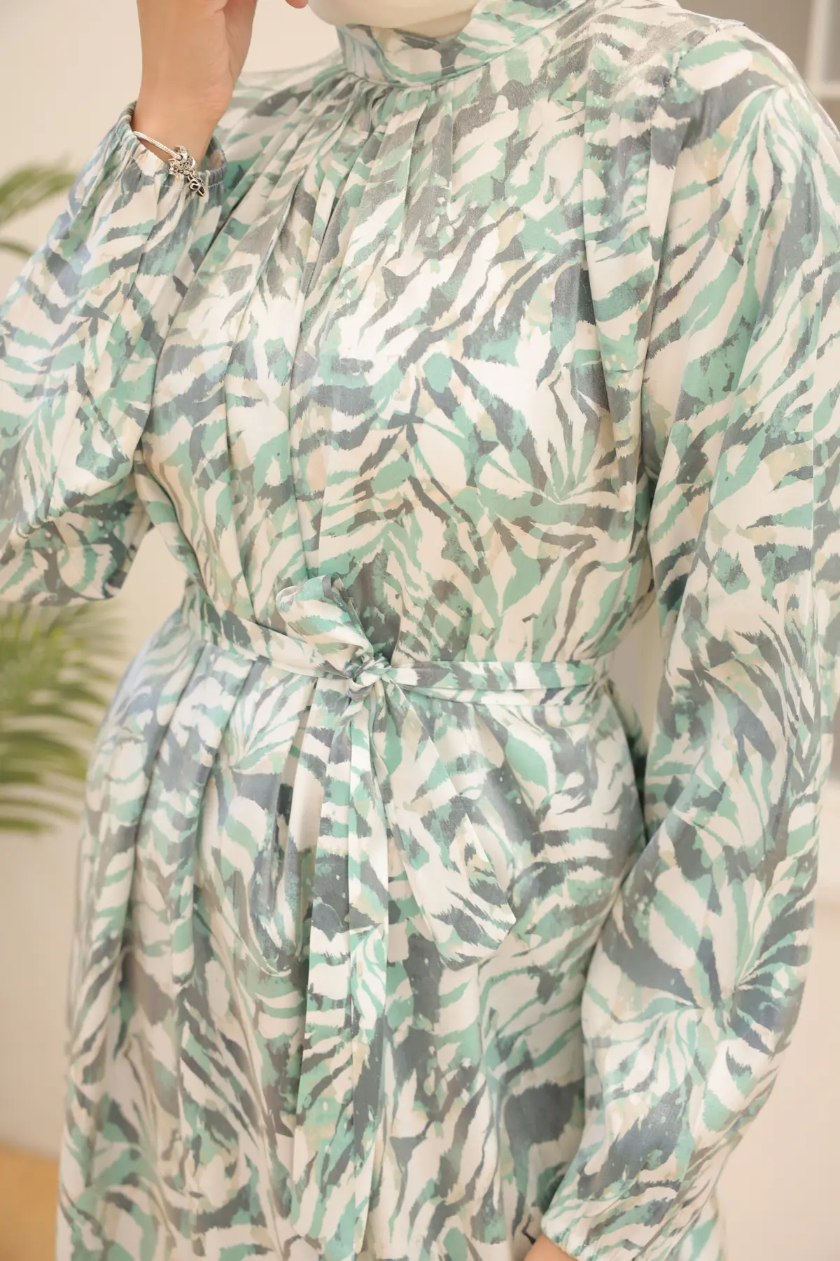 3990 Saten Tesettür Elbise Yeşil-detail