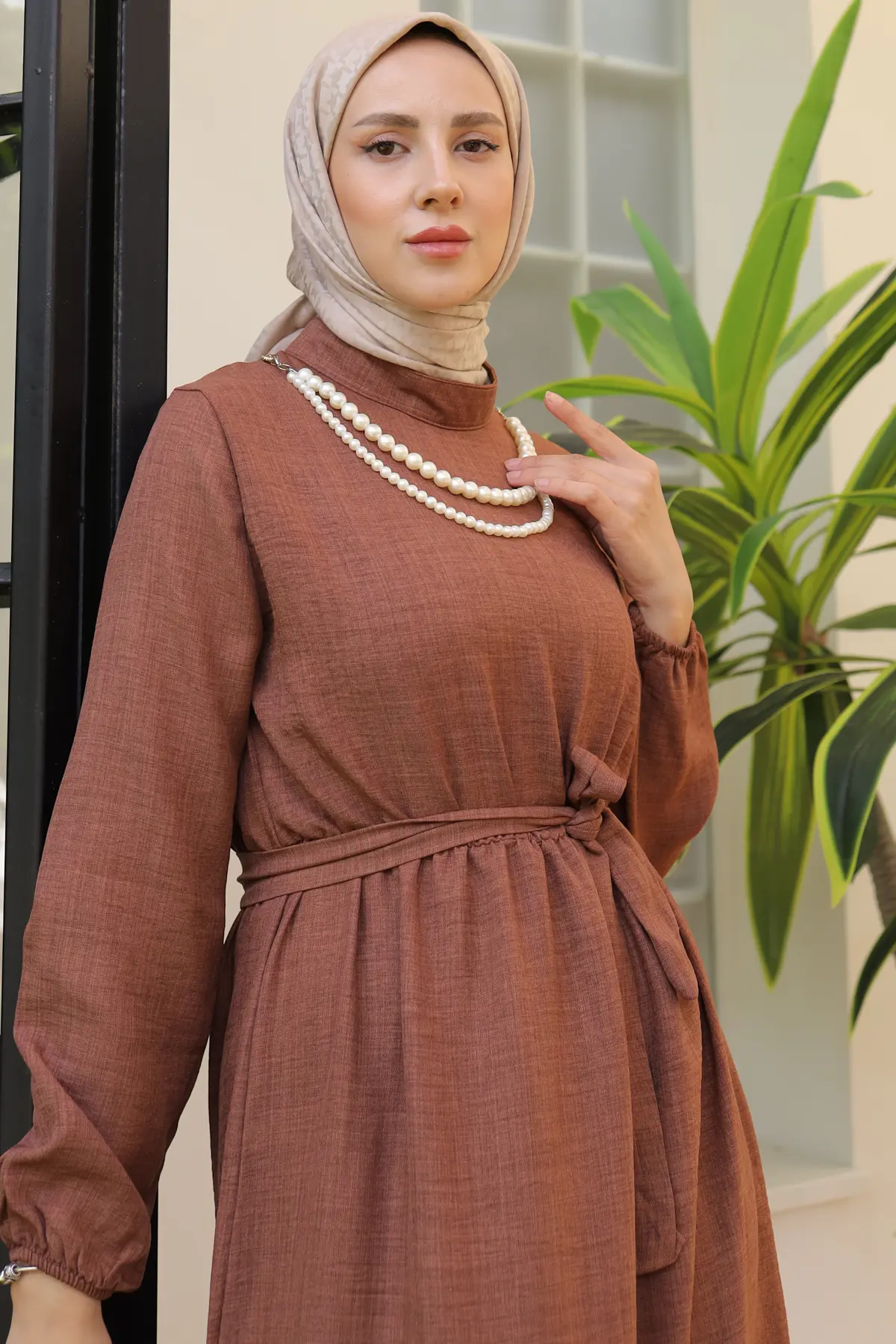 4034 İnci Kolyeli Keten Elbise Kahverengi-detail