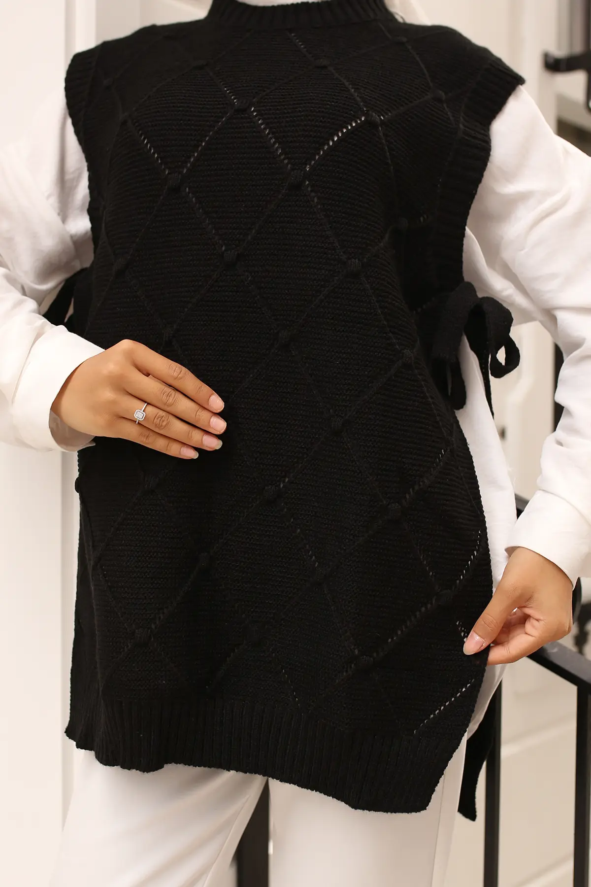 Diamond Patterned Sweater With Side Ties-detail