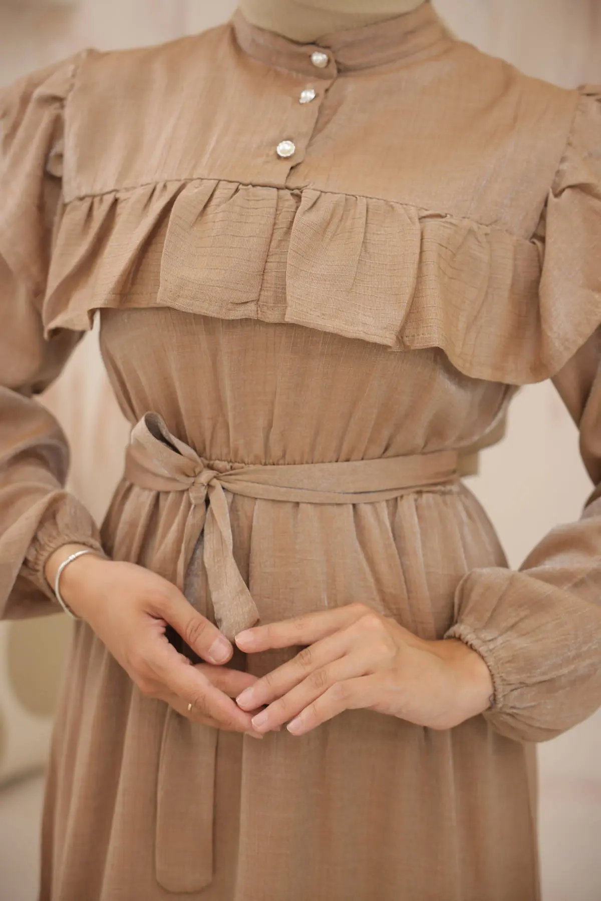 4043 Önü Fırfır Detaylı Düğmeli Elbise Camel-detail