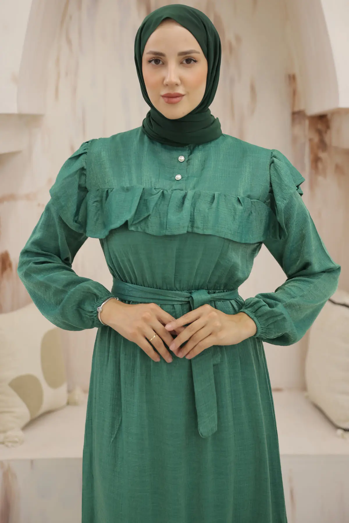 4043 Önü Fırfır Detaylı Düğmeli Elbise Zümrüt Yeşili-detail