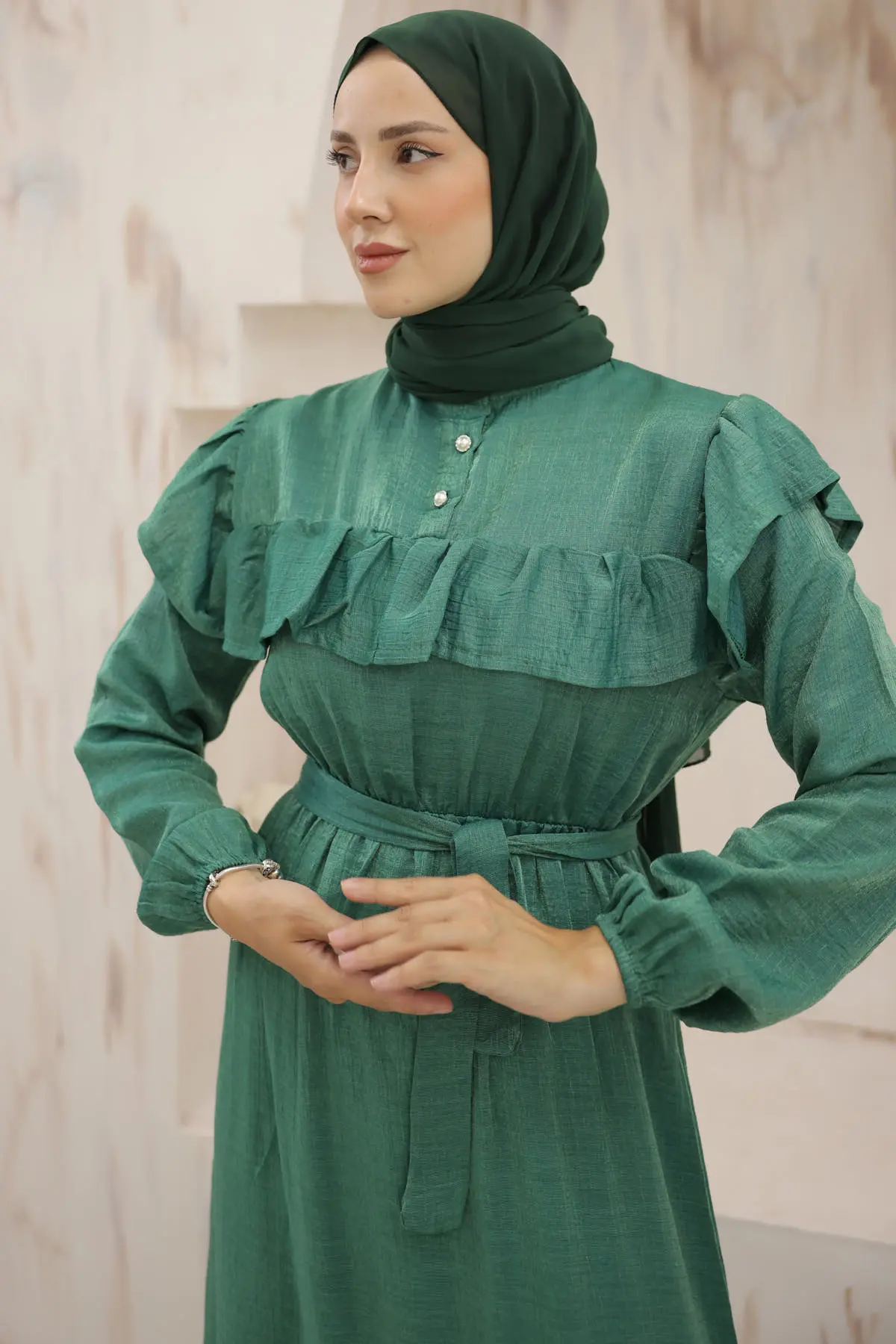 4043 Önü Fırfır Detaylı Düğmeli Elbise Zümrüt Yeşili-detail
