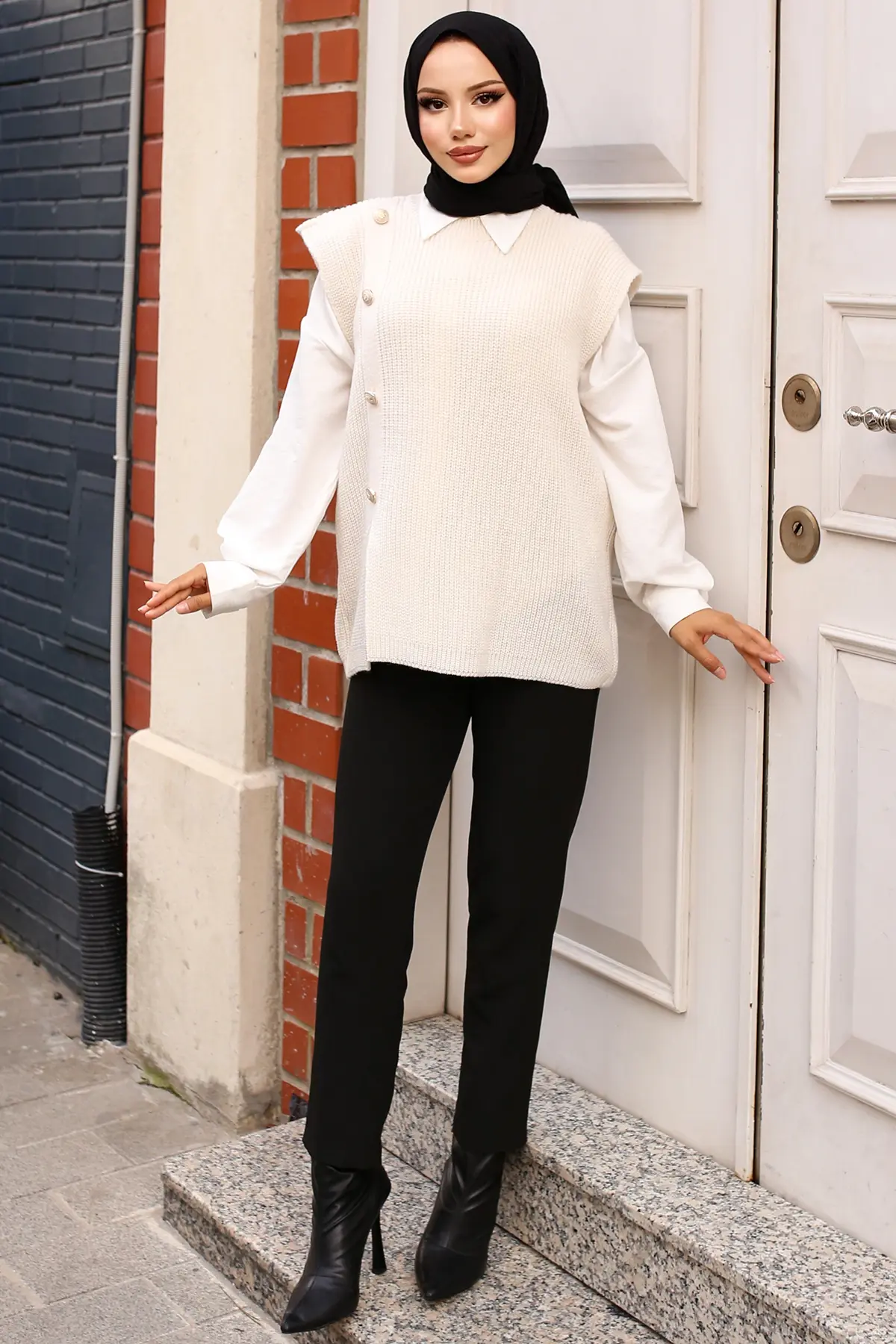 Button Detailed Sweater-detail