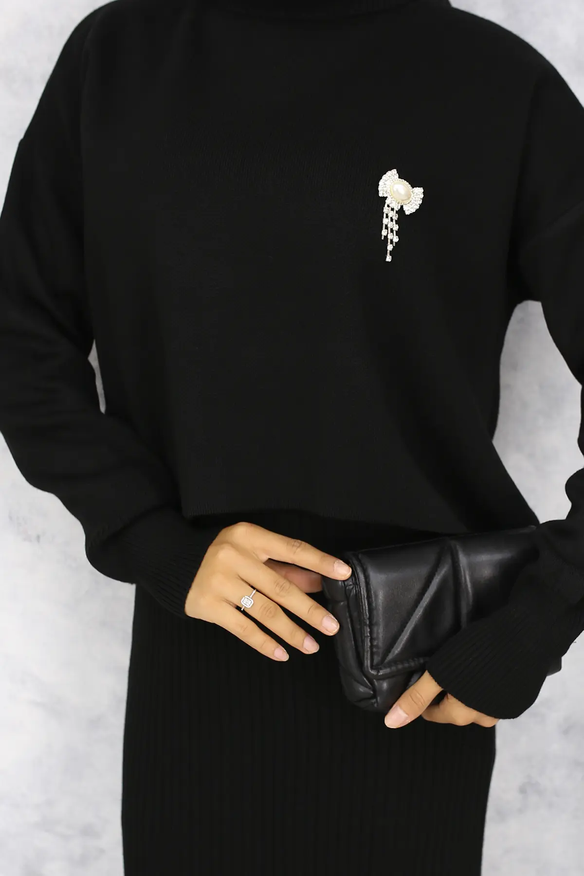 6110 Balıkçı Yaka Broş Detaylı Jile Triko Takım Siyah-detail