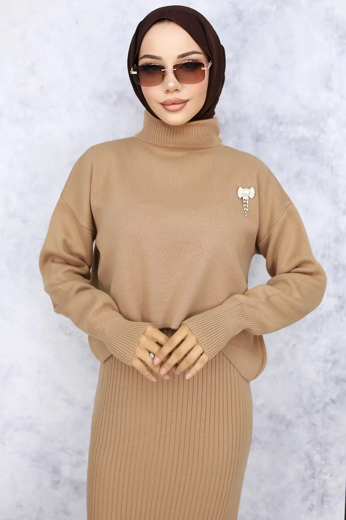 6110 Balıkçı Yaka Broş Detaylı Jile Triko Takım Vizon-detail