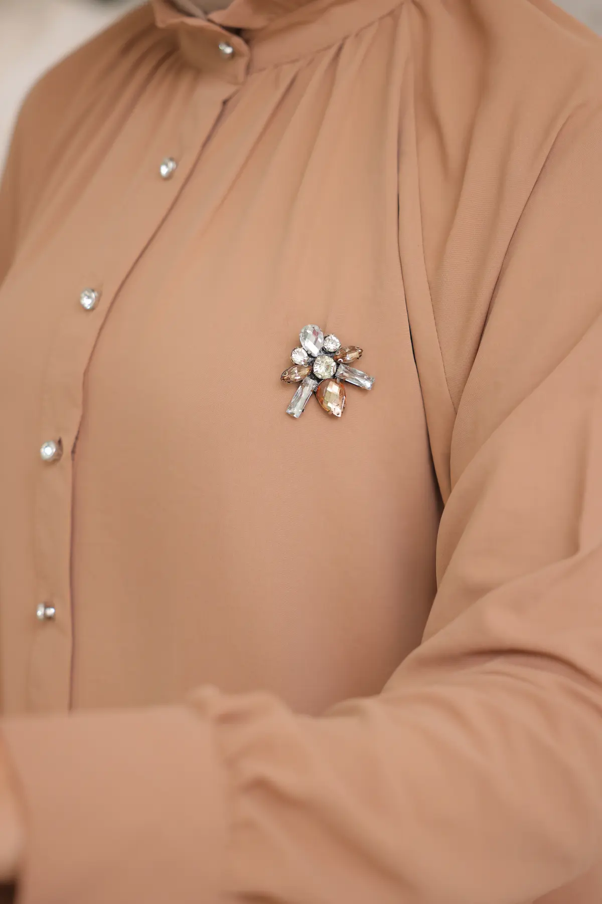 61639 Broşlu Gömlek Vizon-detail