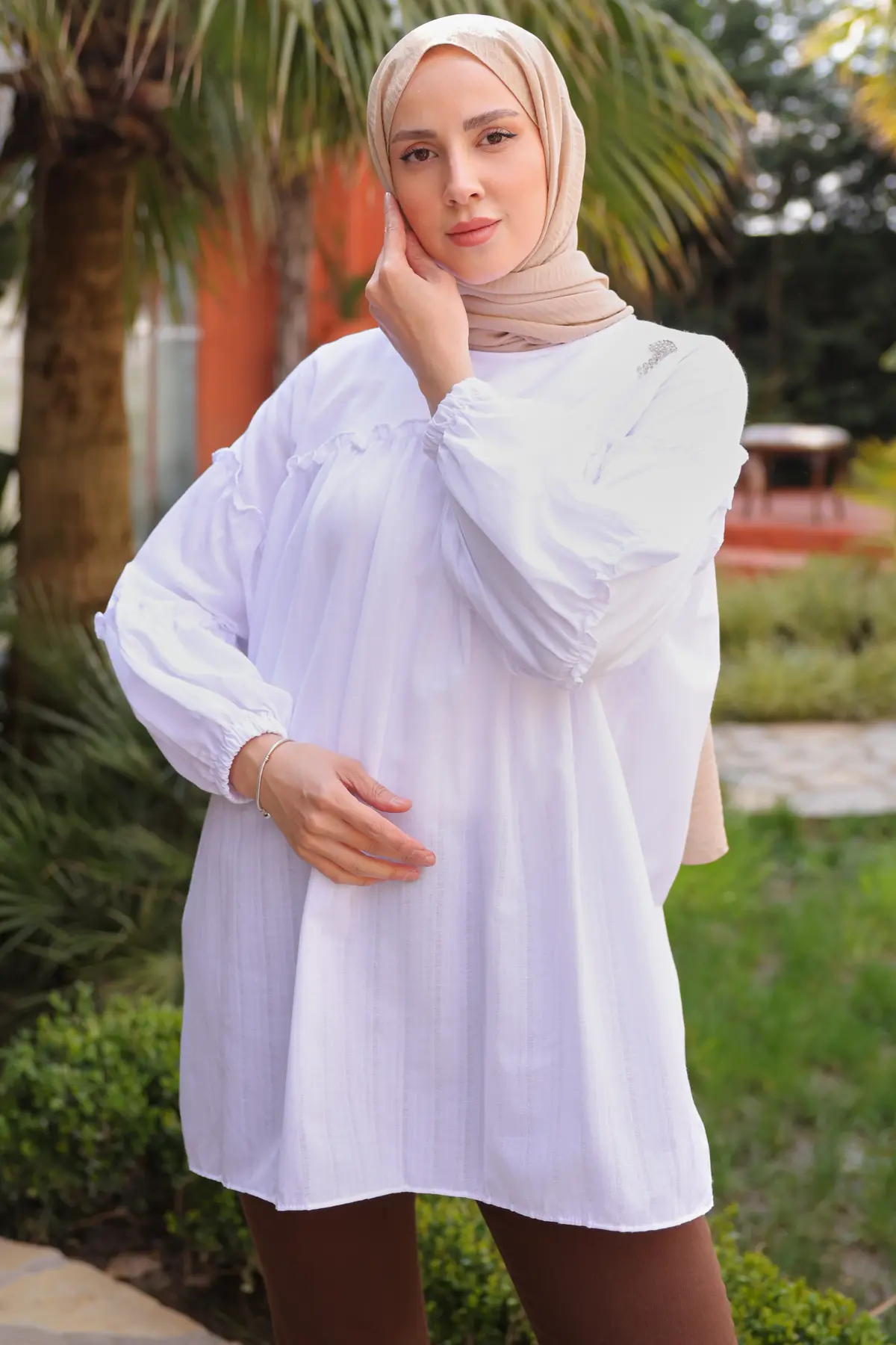 61647 Broş Detaylı Fırfırlı Gömlek Beyaz-detail