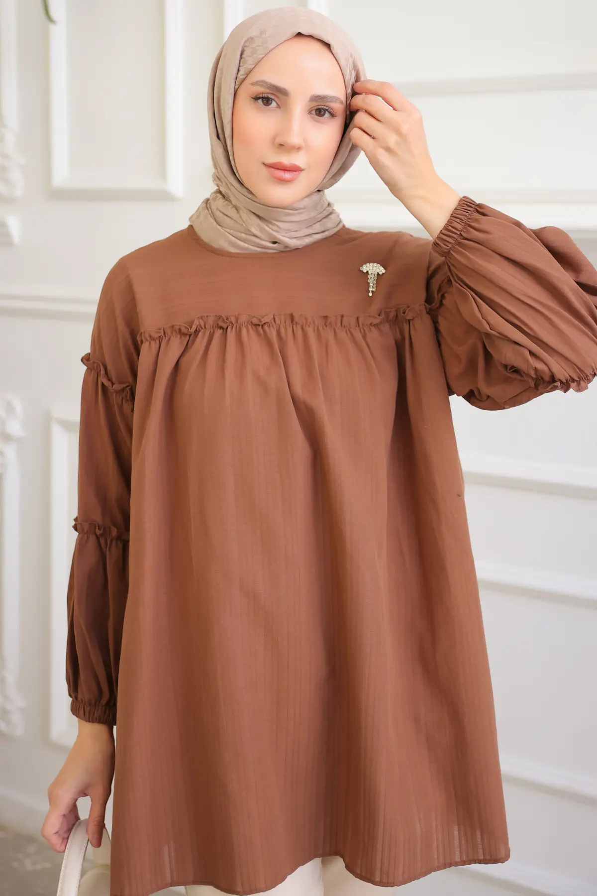 61647 Broş Detaylı Fırfırlı Gömlek Kahverengi-detail