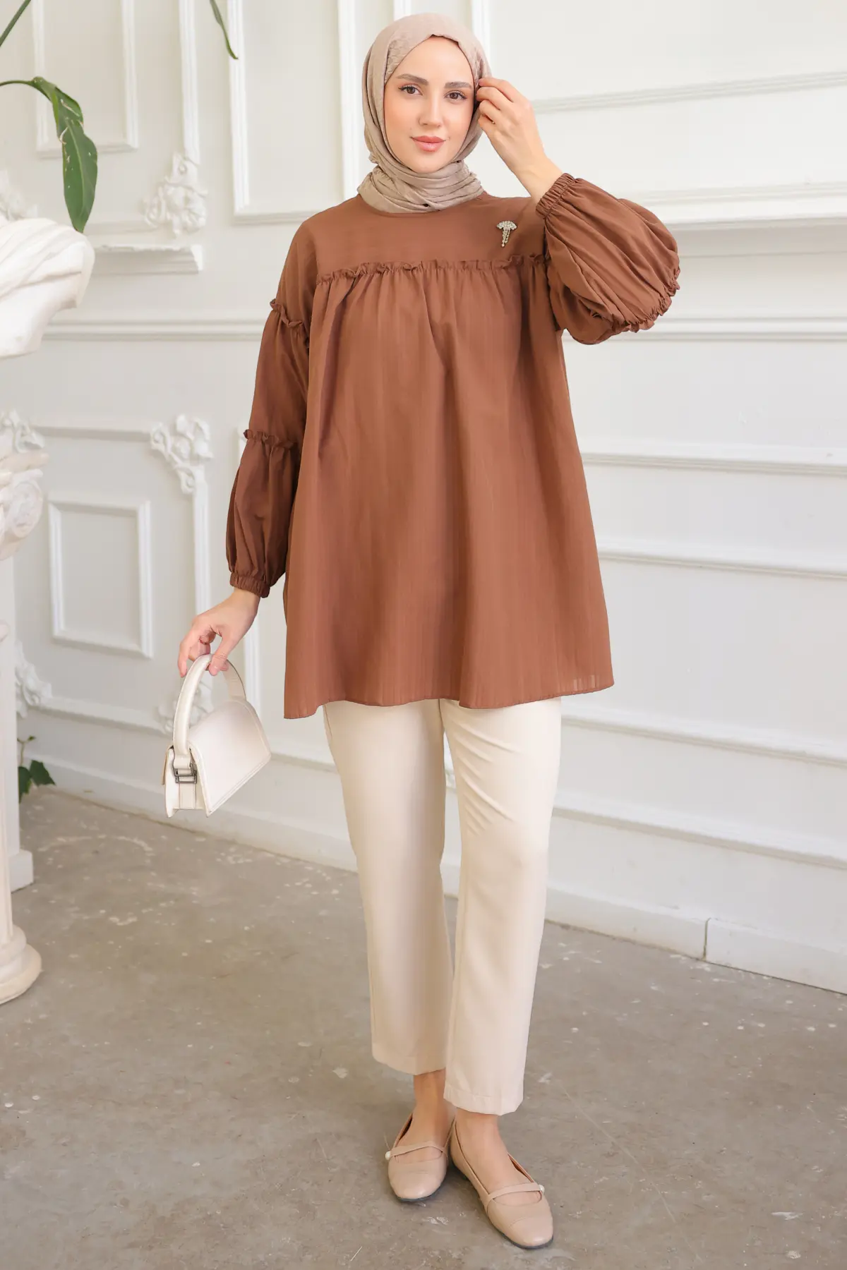 61647 Broş Detaylı Fırfırlı Gömlek Kahverengi-detail