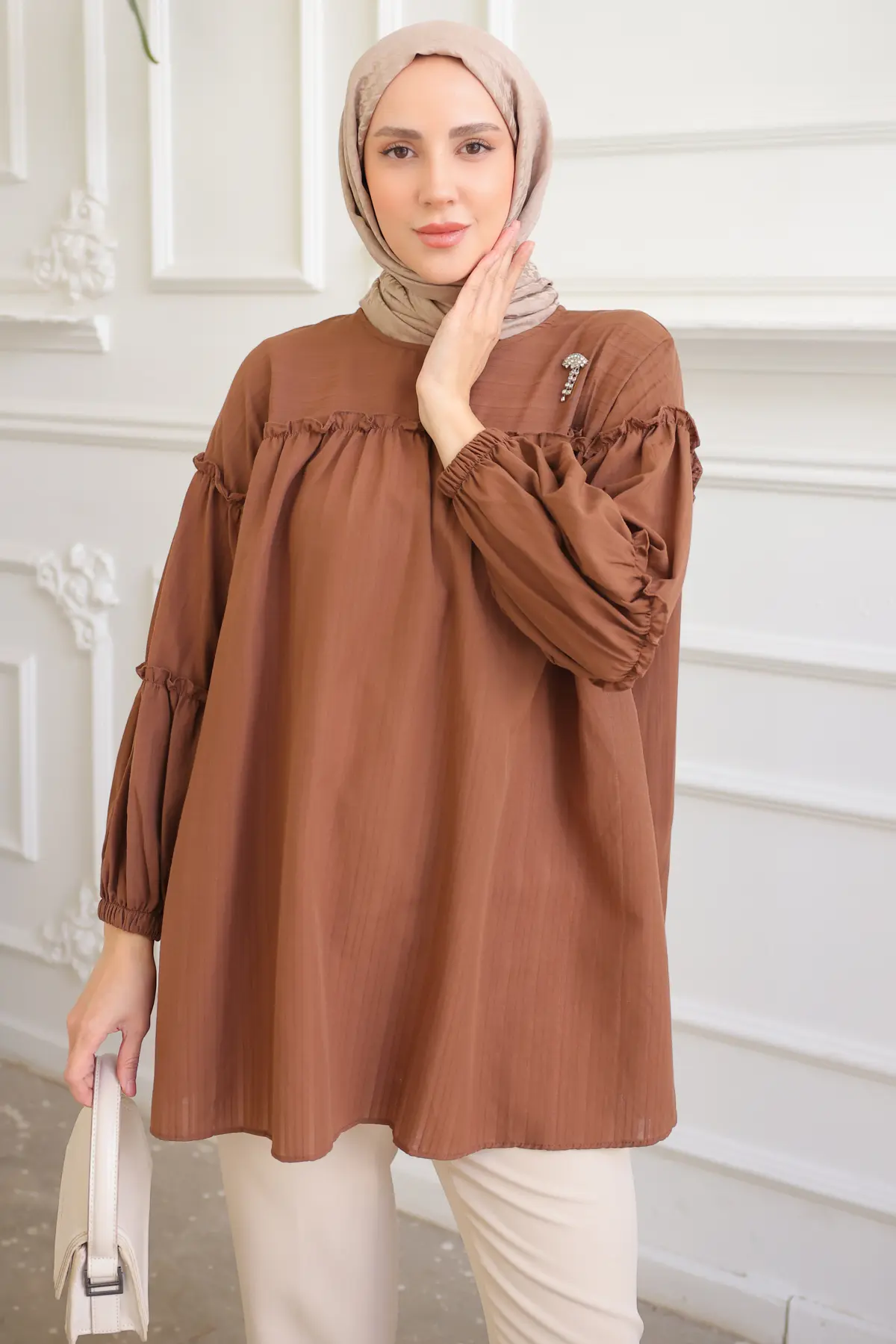 61647 Broş Detaylı Fırfırlı Gömlek Kahverengi-detail