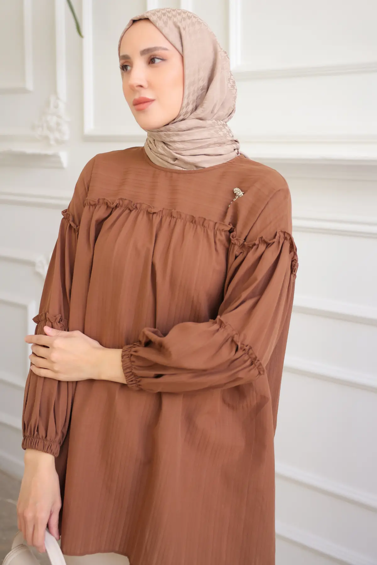 61647 Broş Detaylı Fırfırlı Gömlek Kahverengi-detail