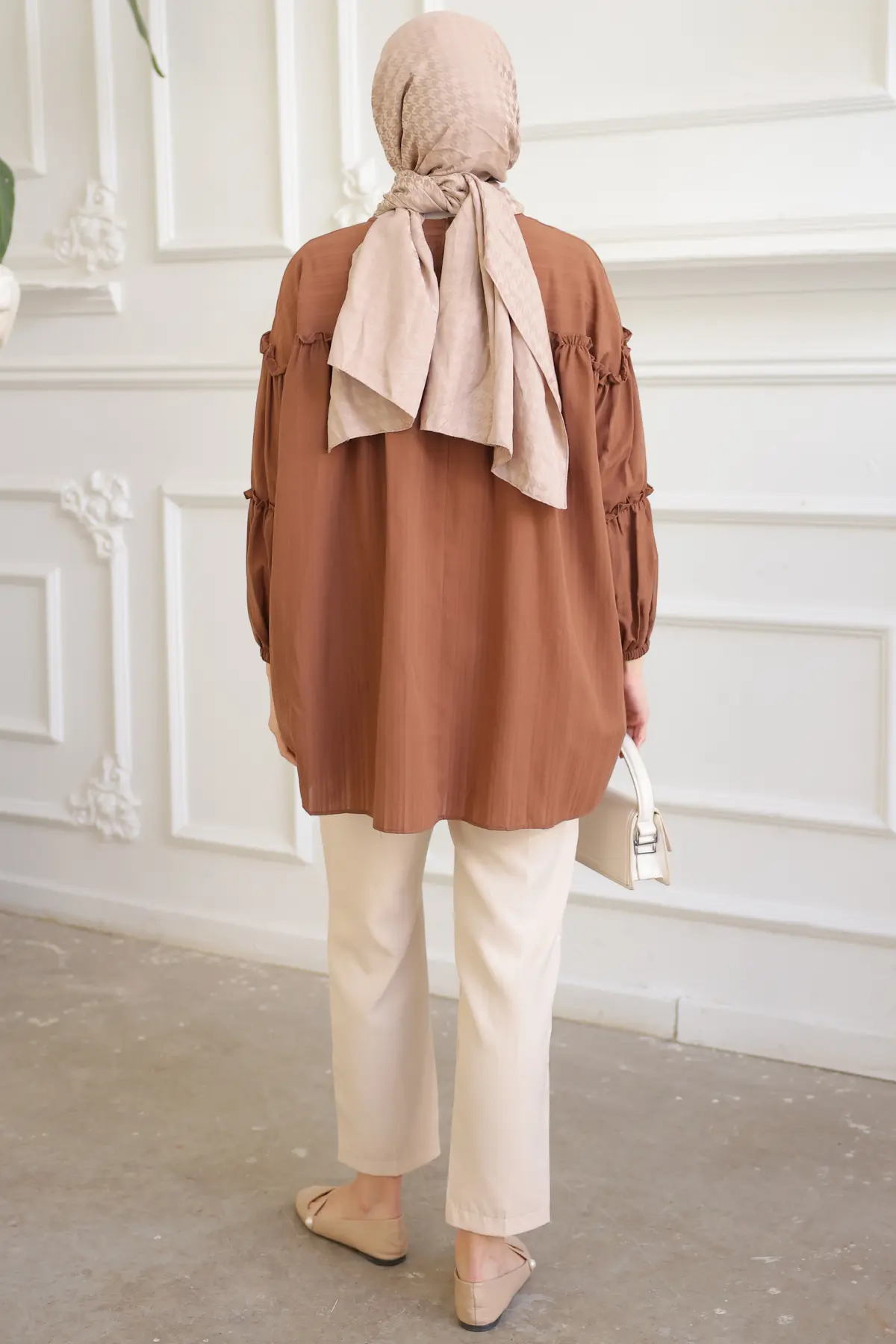 61647 Broş Detaylı Fırfırlı Gömlek Kahverengi-detail