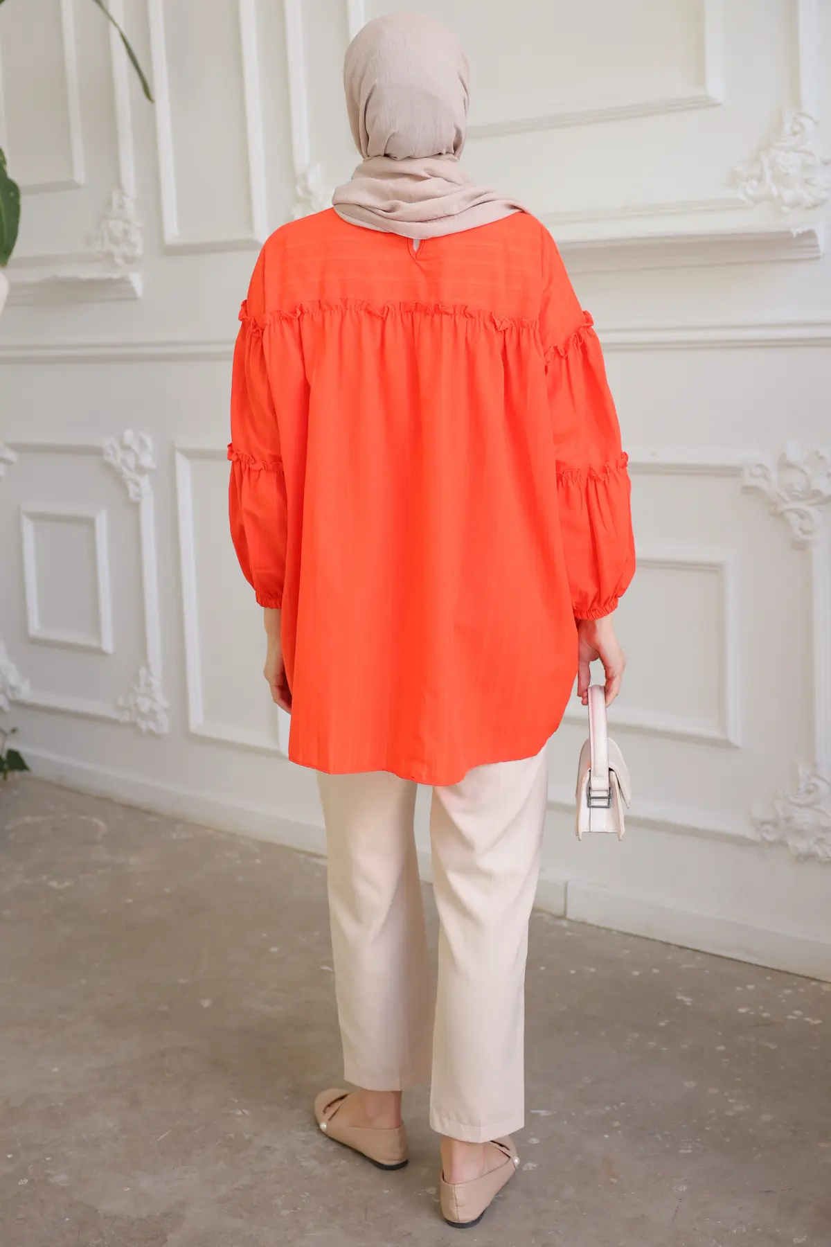 61647 Broş Detaylı Fırfırlı Gömlek Oranj-detail