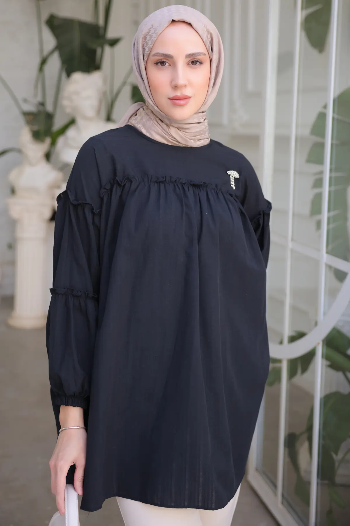 61647 Broş Detaylı Fırfırlı Gömlek Siyah-detail